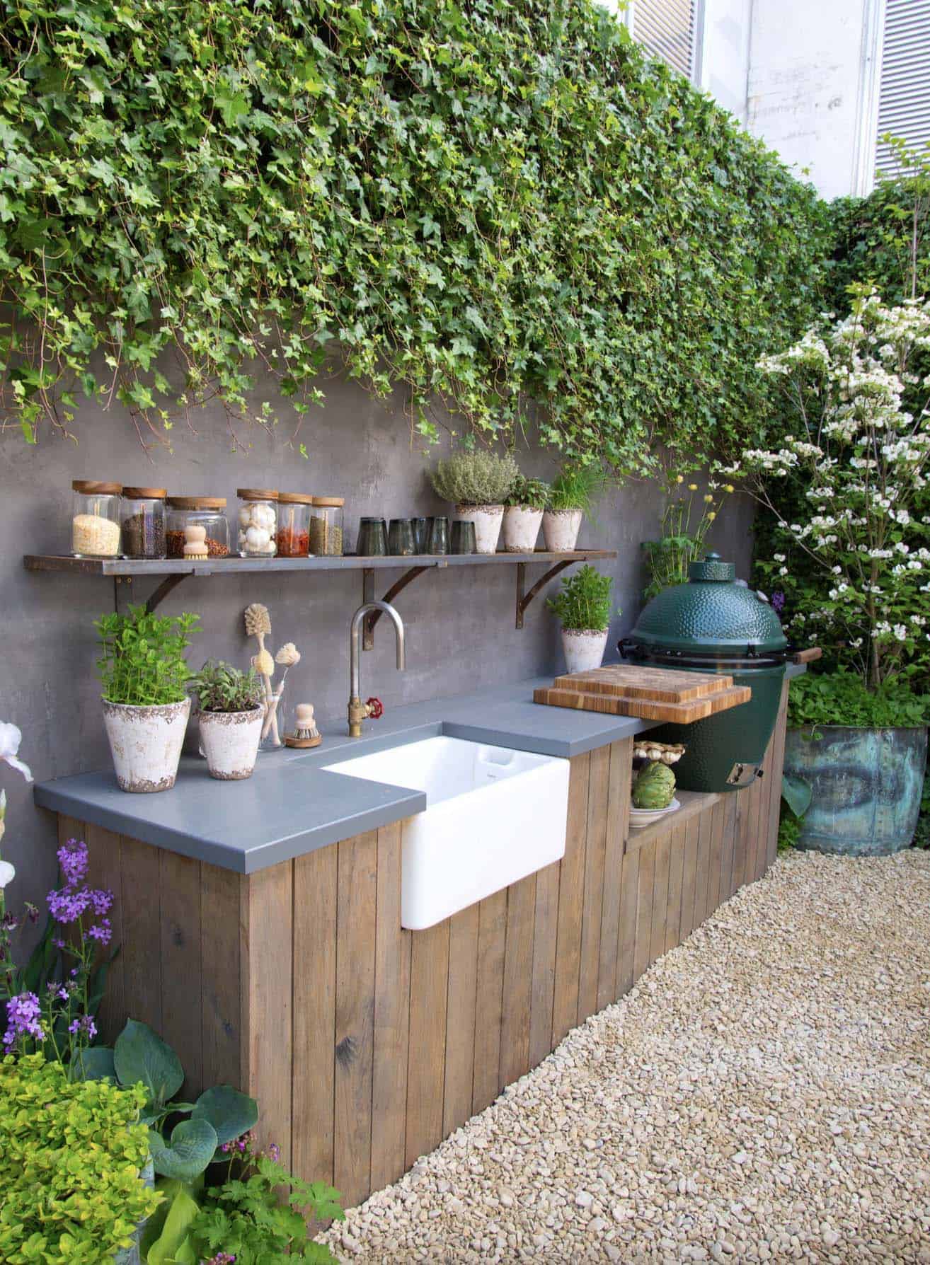 outdoor-kitchen-with-a-green-egg