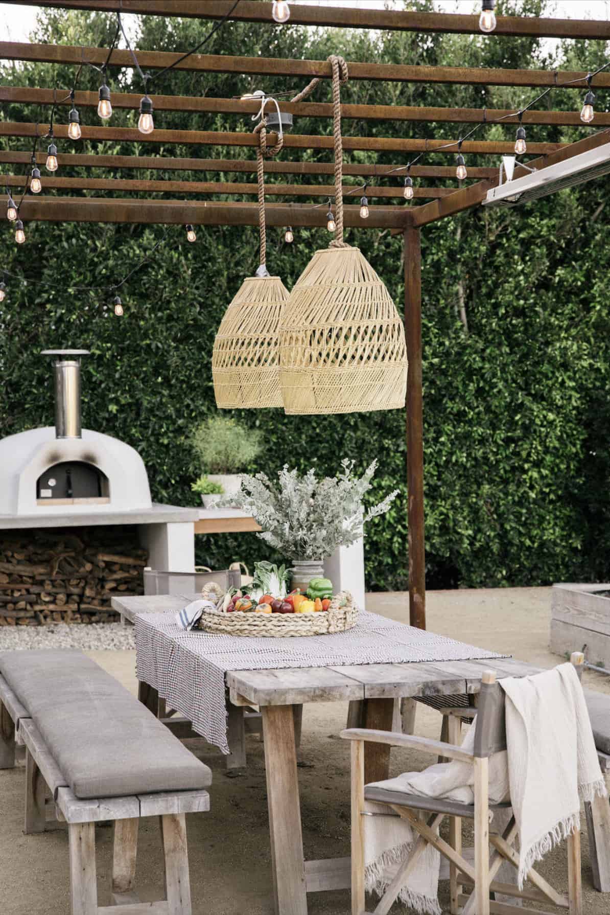 backyard-pizza-oven-and-dining-area