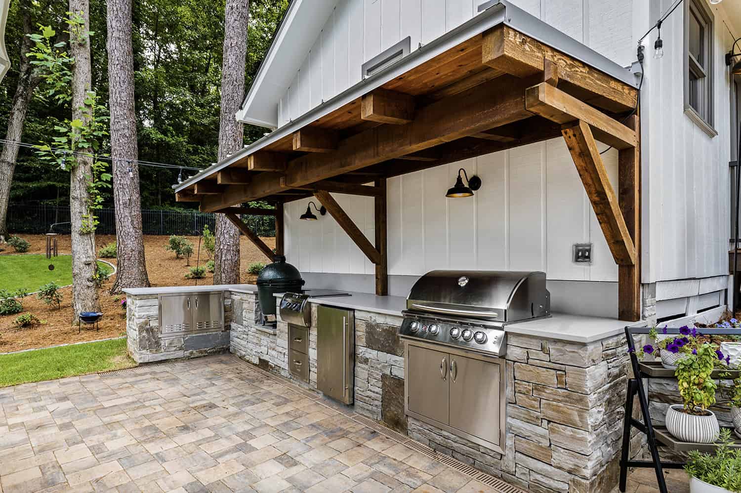 outdoor-dream-kitchen-with-a-custom-cantilevered-timber-pergola-and-grey-metal-roof