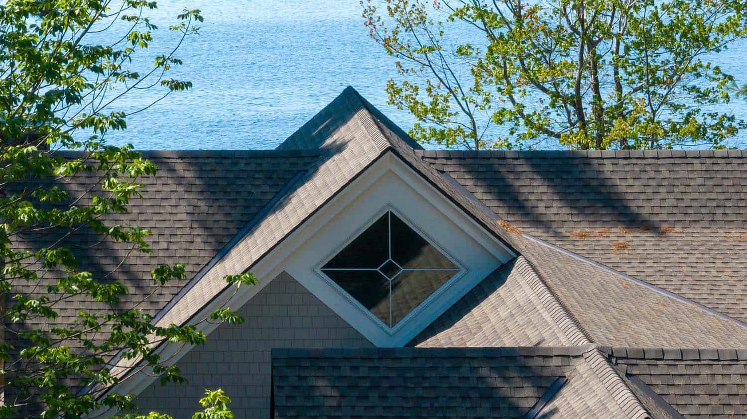 contemporary-lake-house-exterior-roof-detail