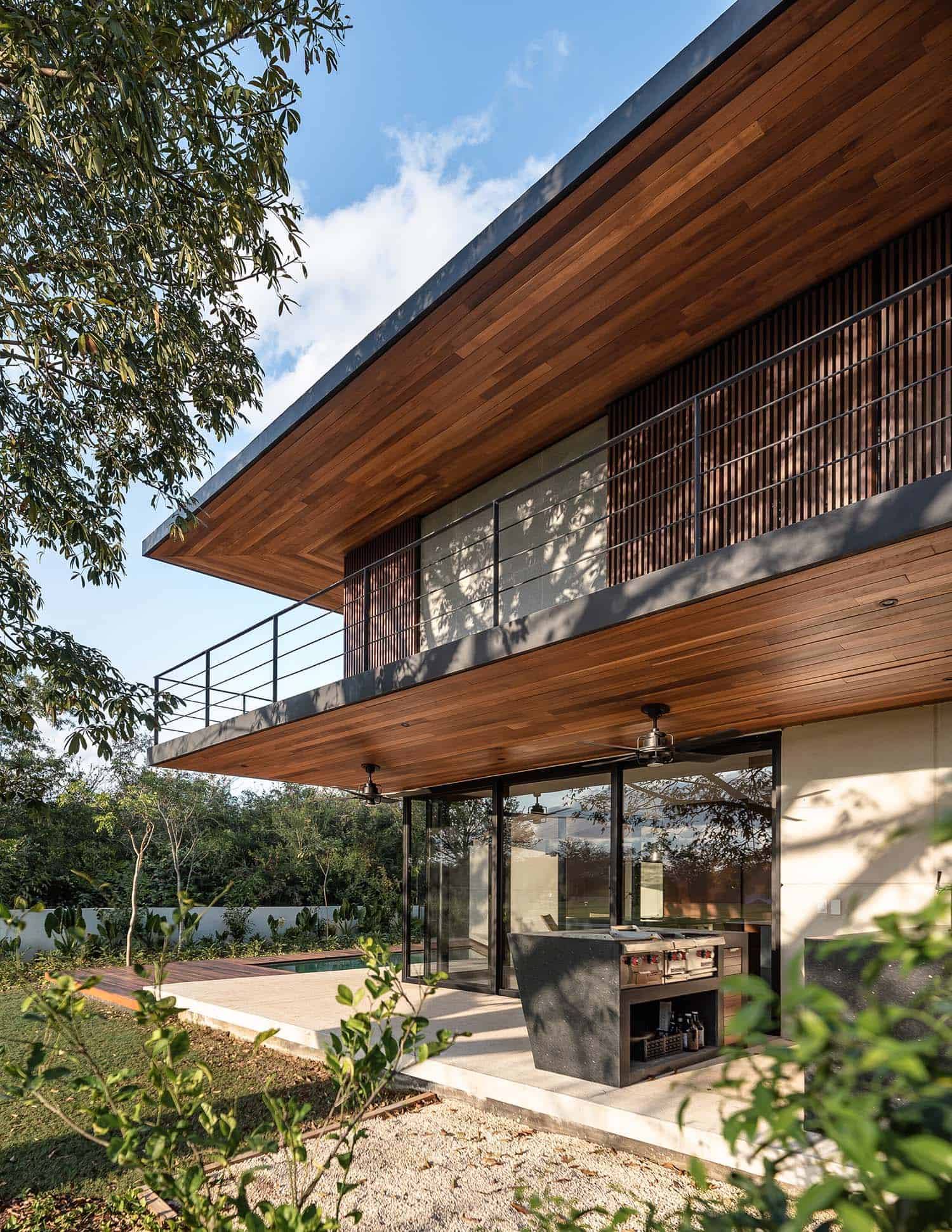 minimalist-house-exterior-backyard