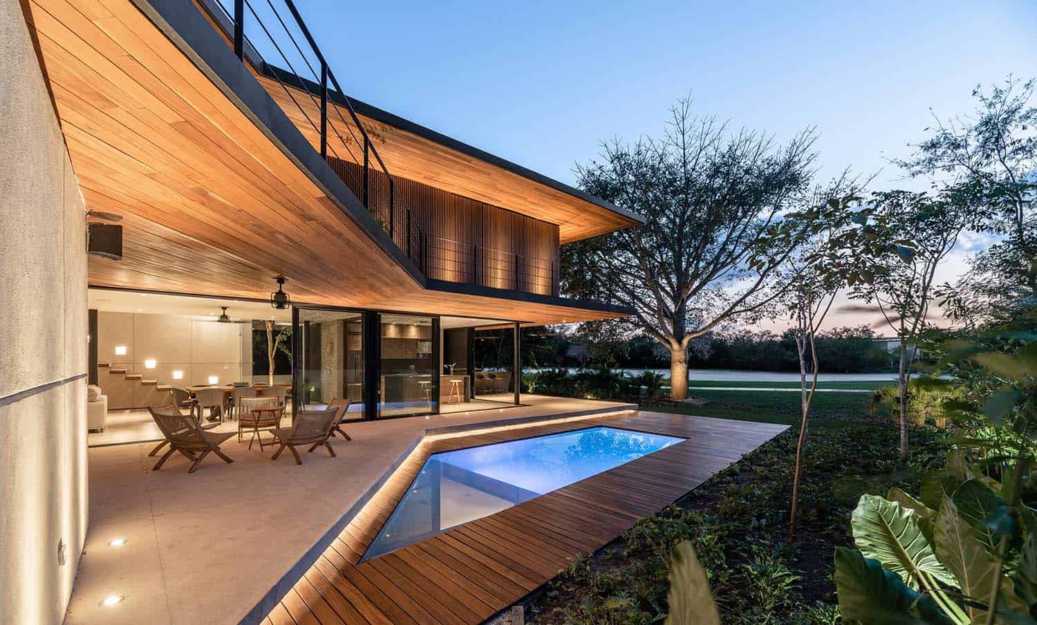 minimalist-house-exterior-pool-at-dusk
