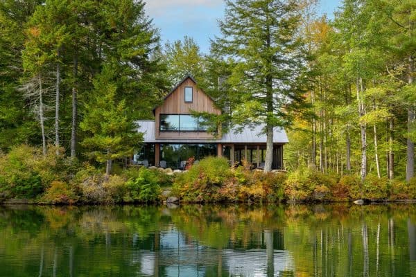 featured posts image for A camp-like retreat on a serene lakeside setting in New Hampshire