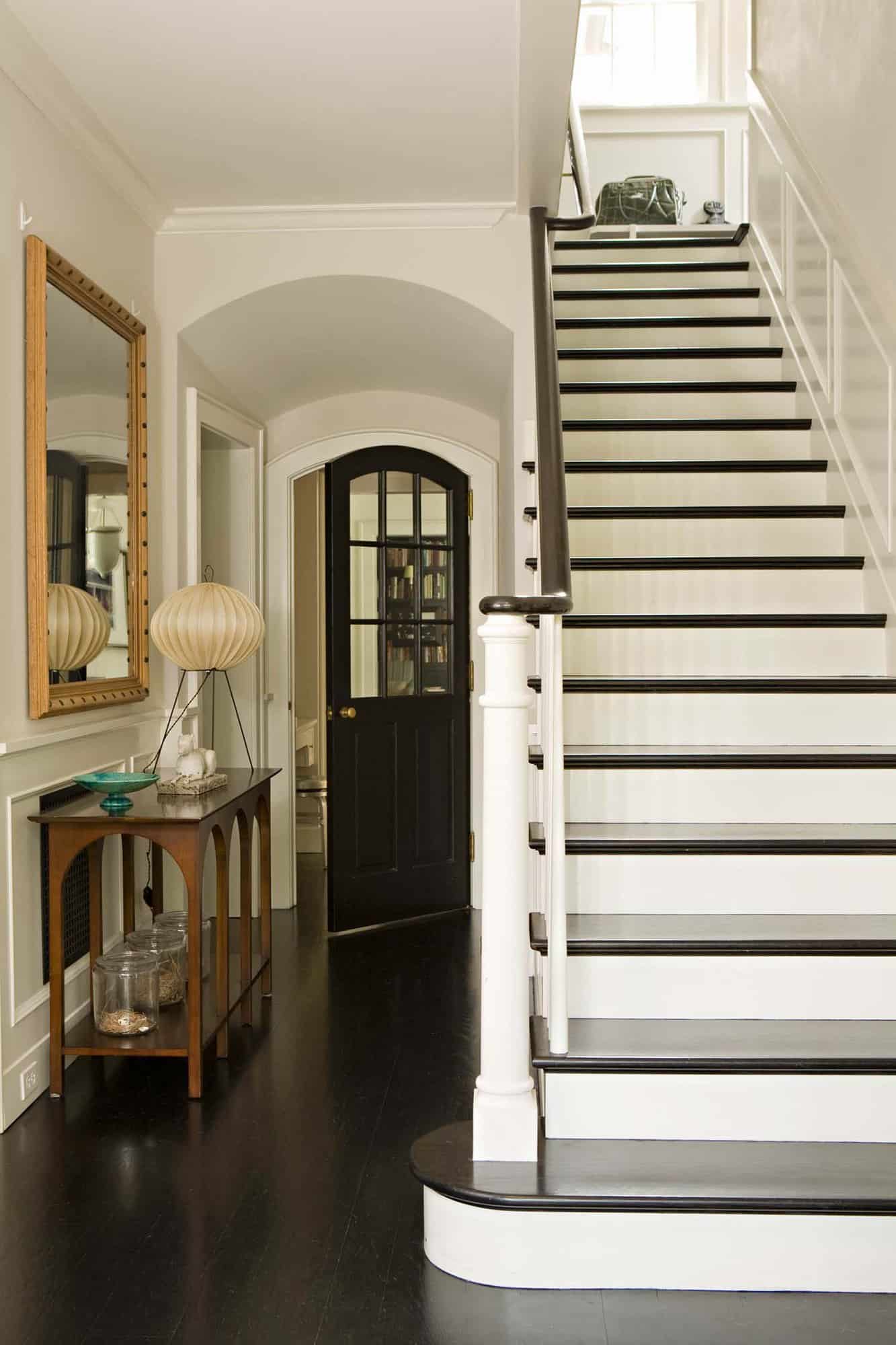 traditional-home-entry-staircase