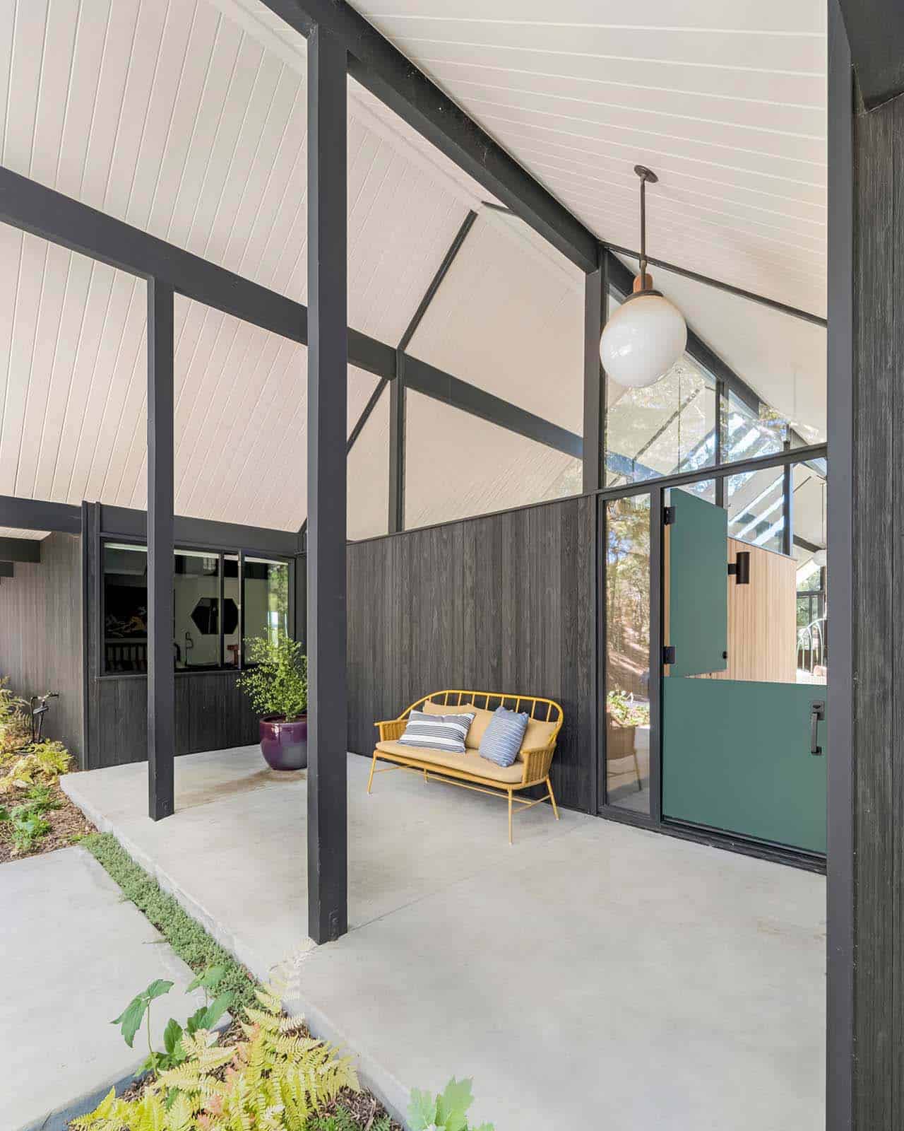 mid-century-modern-home-front-porch