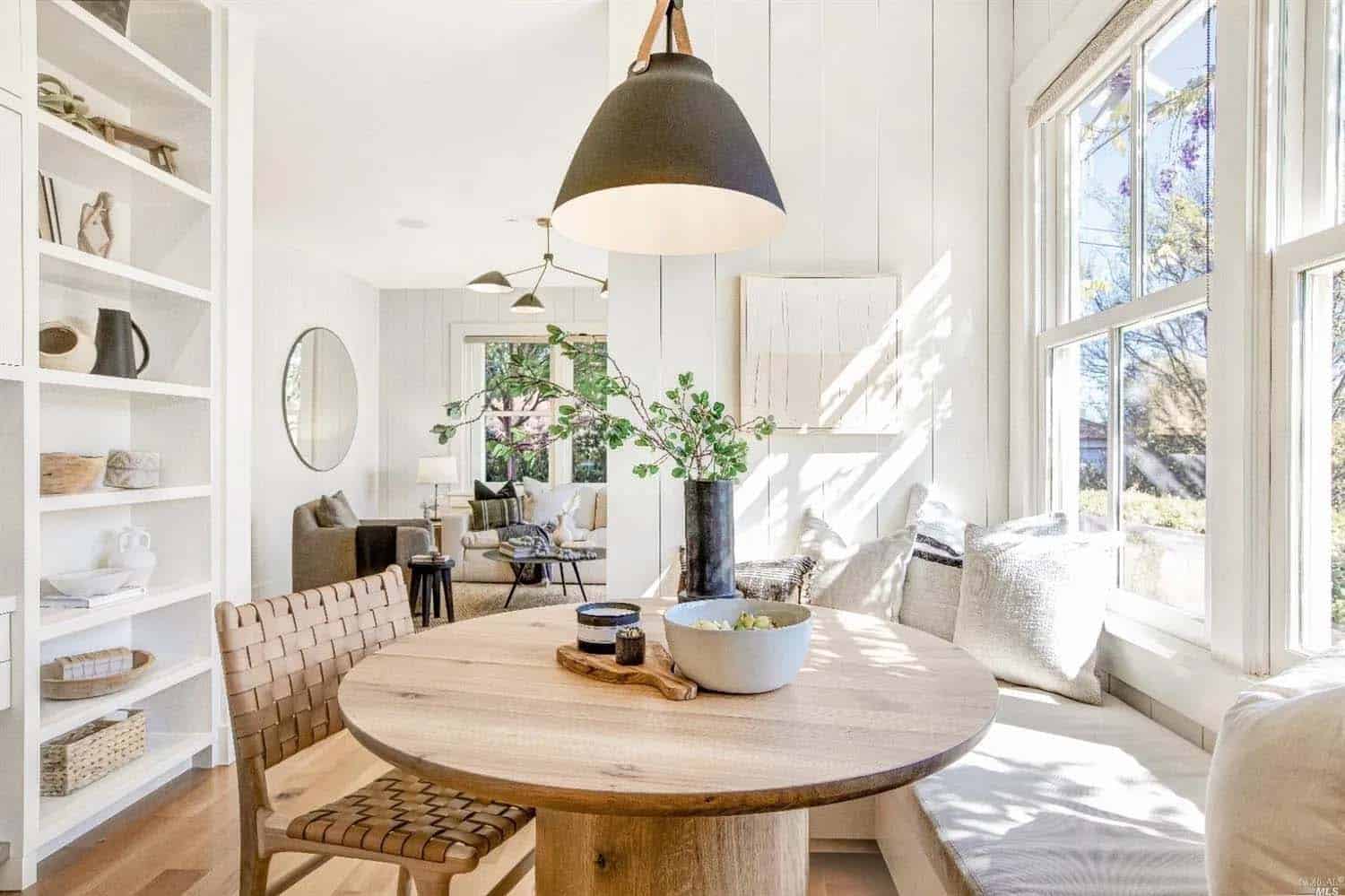 modern-farmhouse-breakfast-nook-with-a-window-seat
