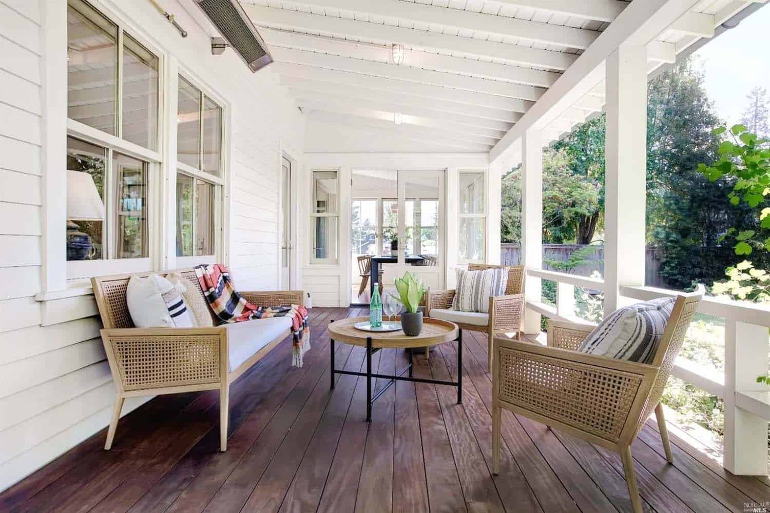 modern-farmhouse-home-covered-back-porch