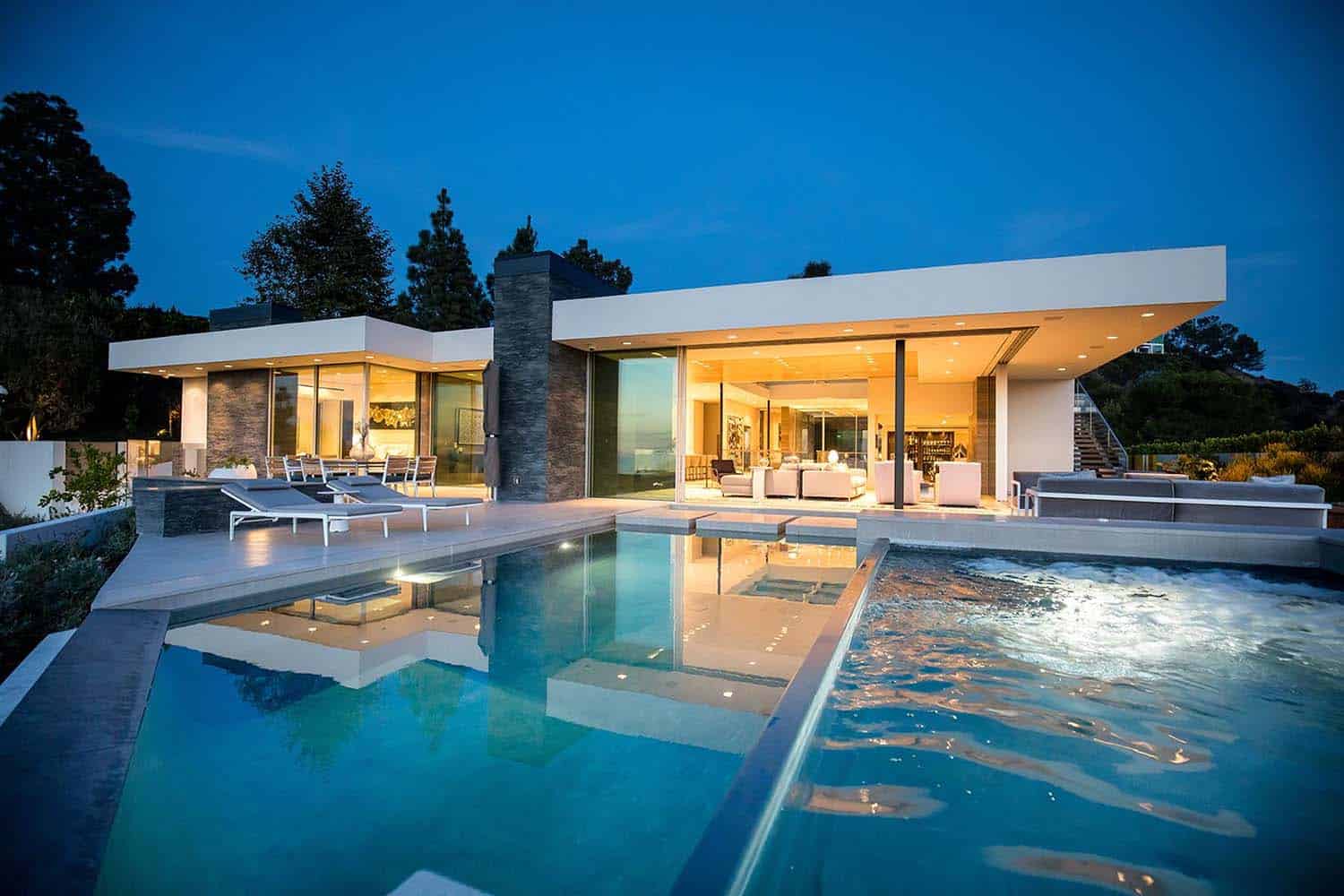 modern-home-exterior-pool-at-dusk