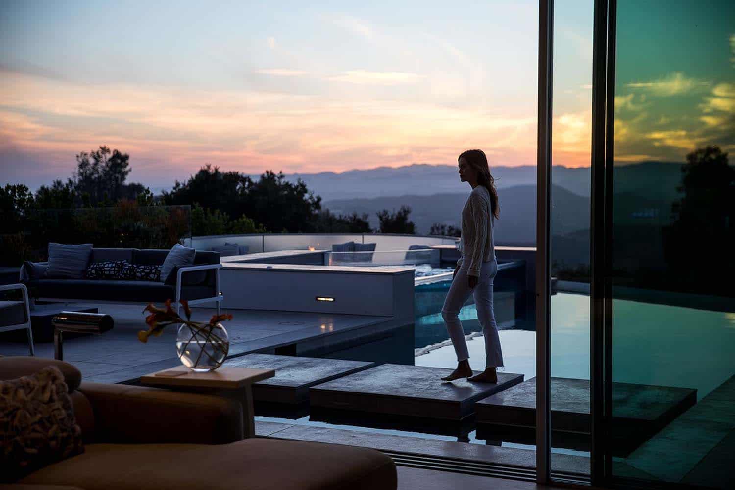 modern-home-patio-and-pool-at-dusk