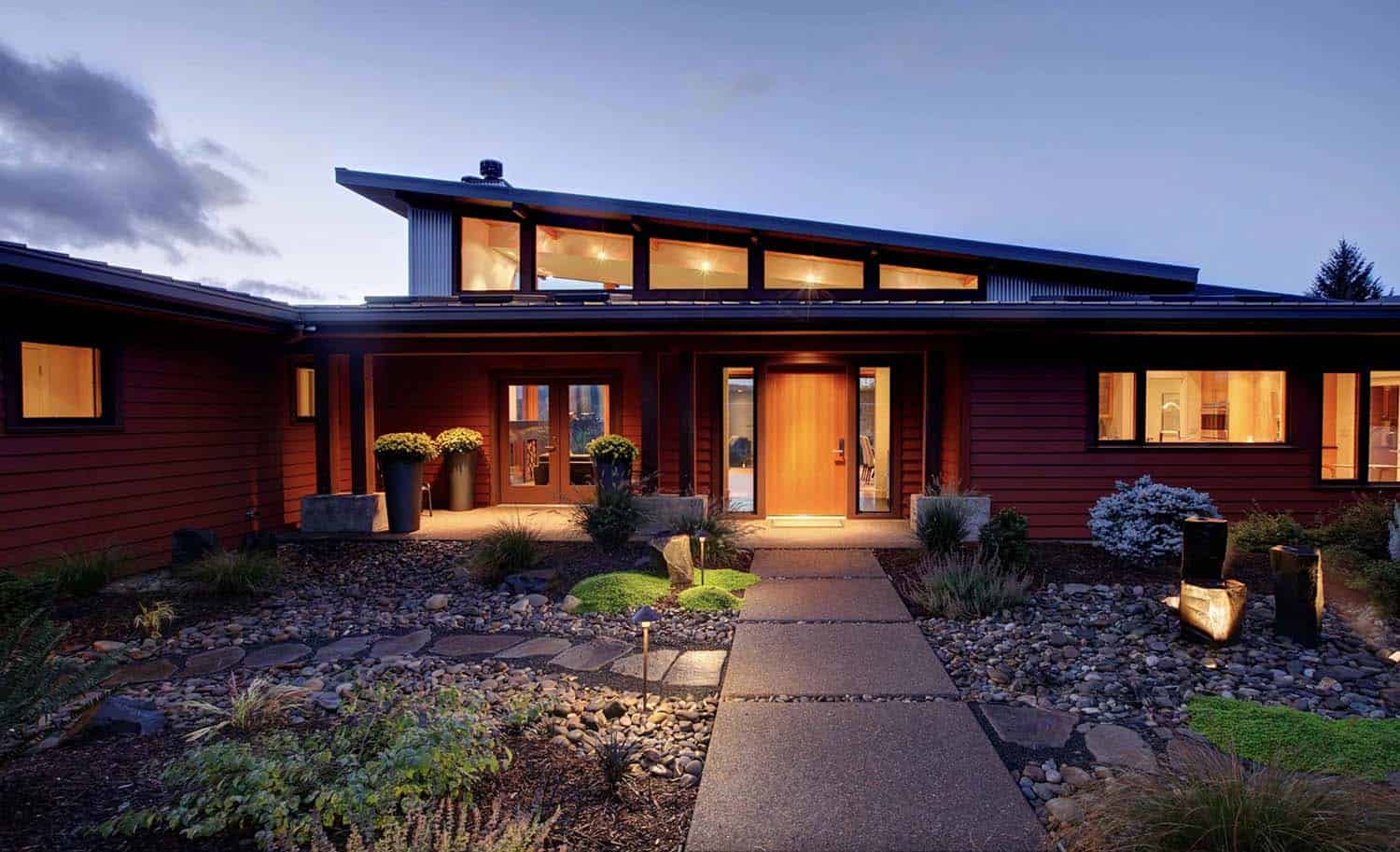 modern-ranch-house-exterior-at-dusk