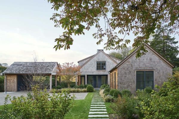 featured posts image for Step into this welcoming and warm beach house getaway in Amagansett