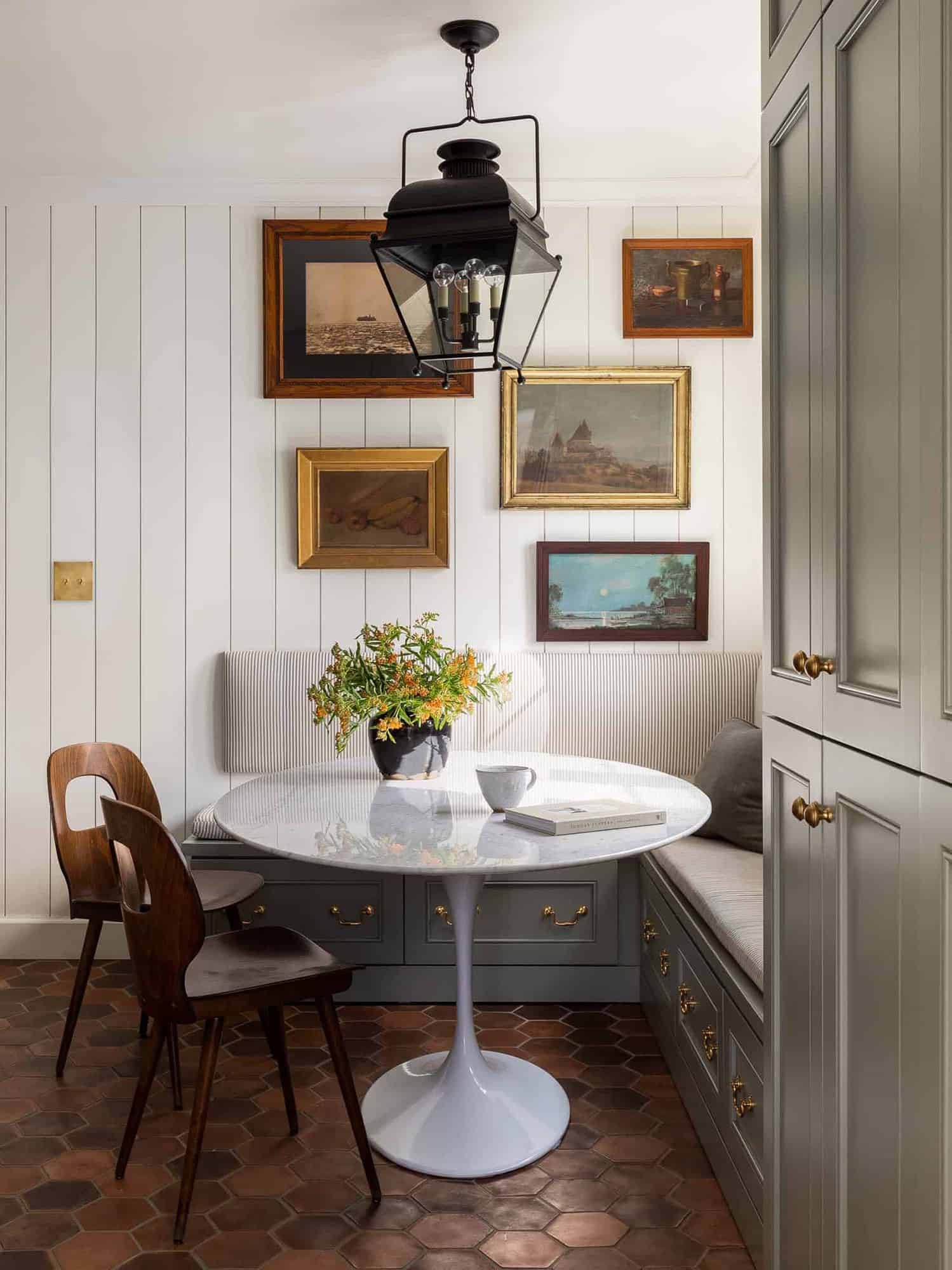 traditional-kitchen-breakfast-nook-with-a-tulip-table