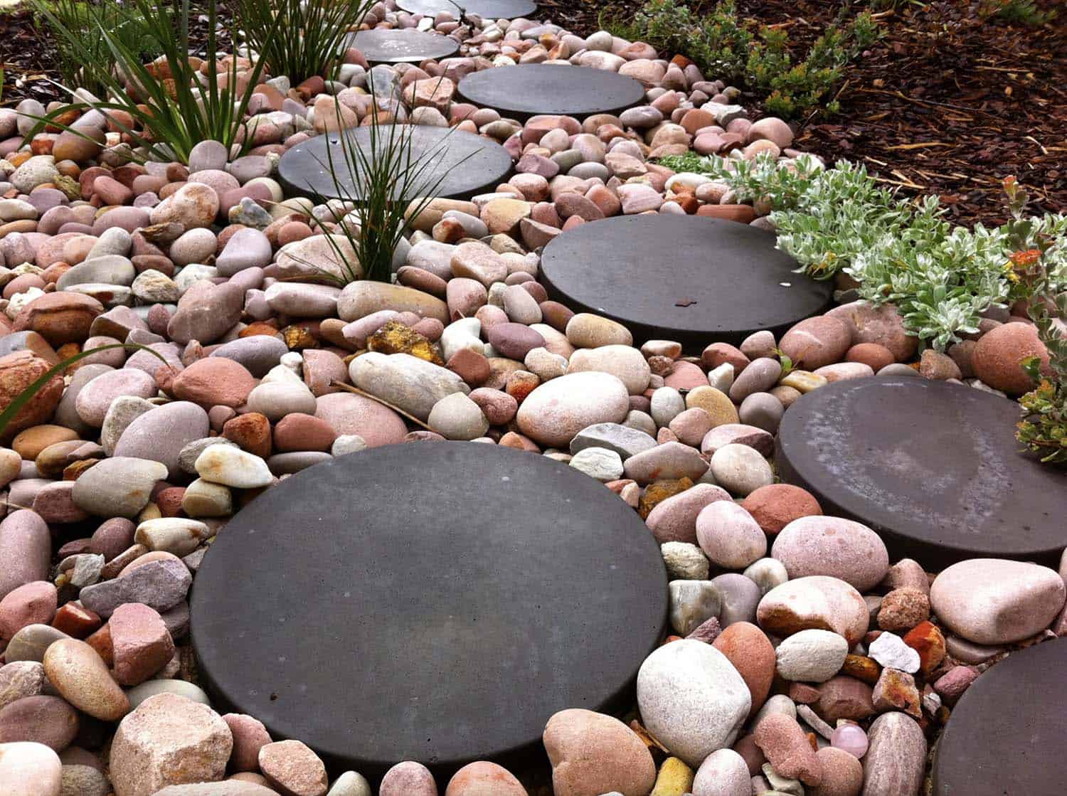 round-stepping-stone-pathway-with-natural-glacial-river-stones