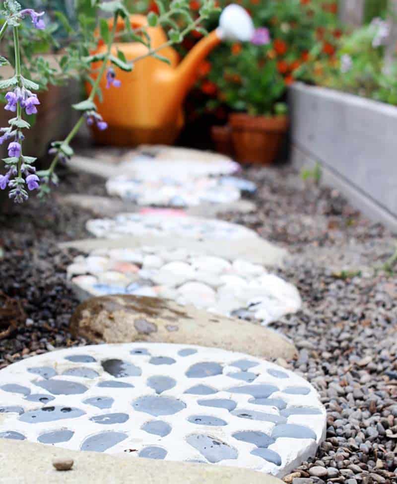 diy-cement-stepping-stone-pathway