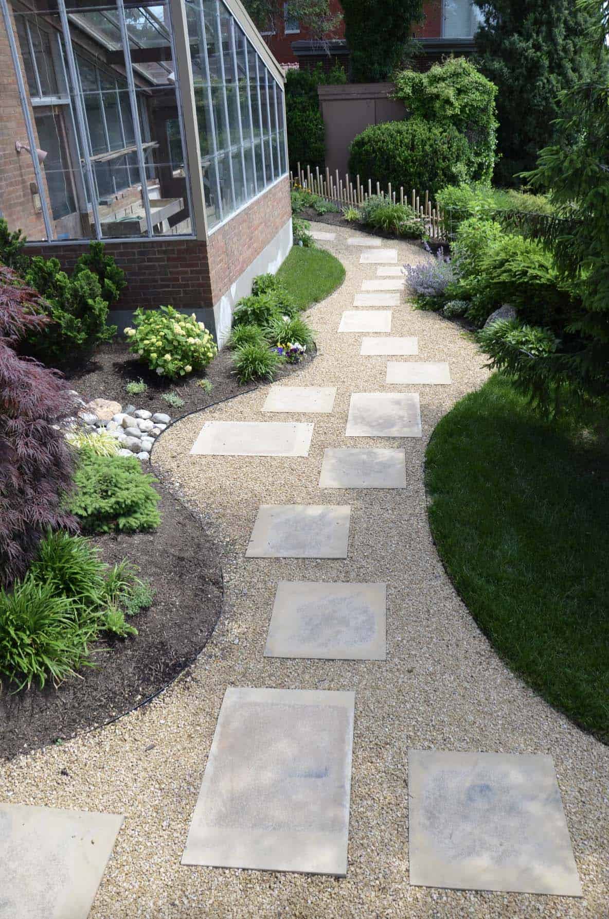 stepping-stone-side-yard-pathway-in-pea-gravel