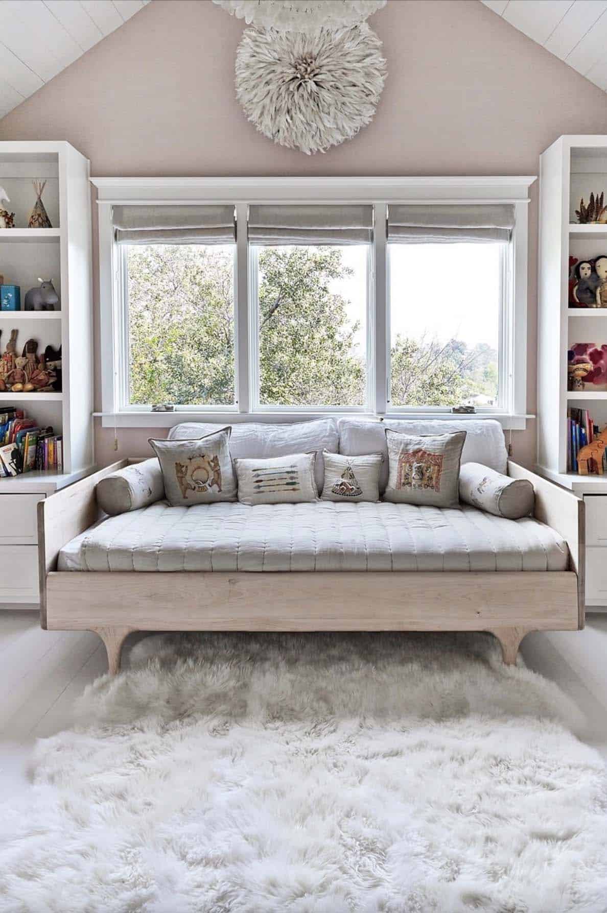 beach-style-daybed-with-bookshelves