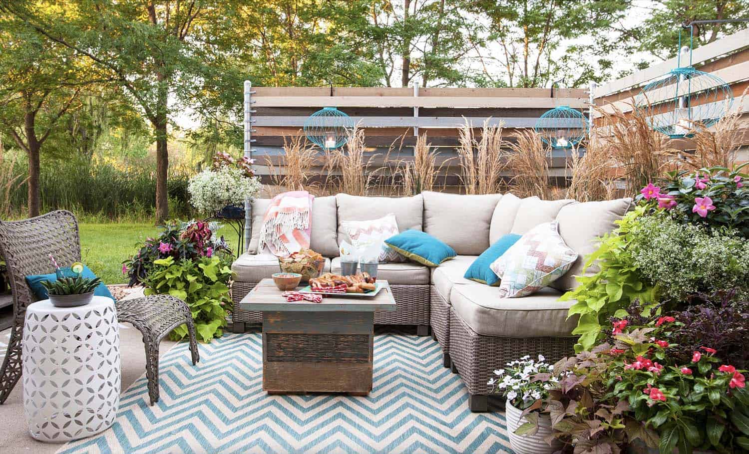 backyard-patio-lounge-with-a-colorful-area-rug