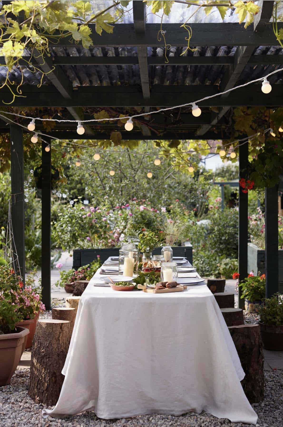 pergola-outdoor-dining-with-string-lights