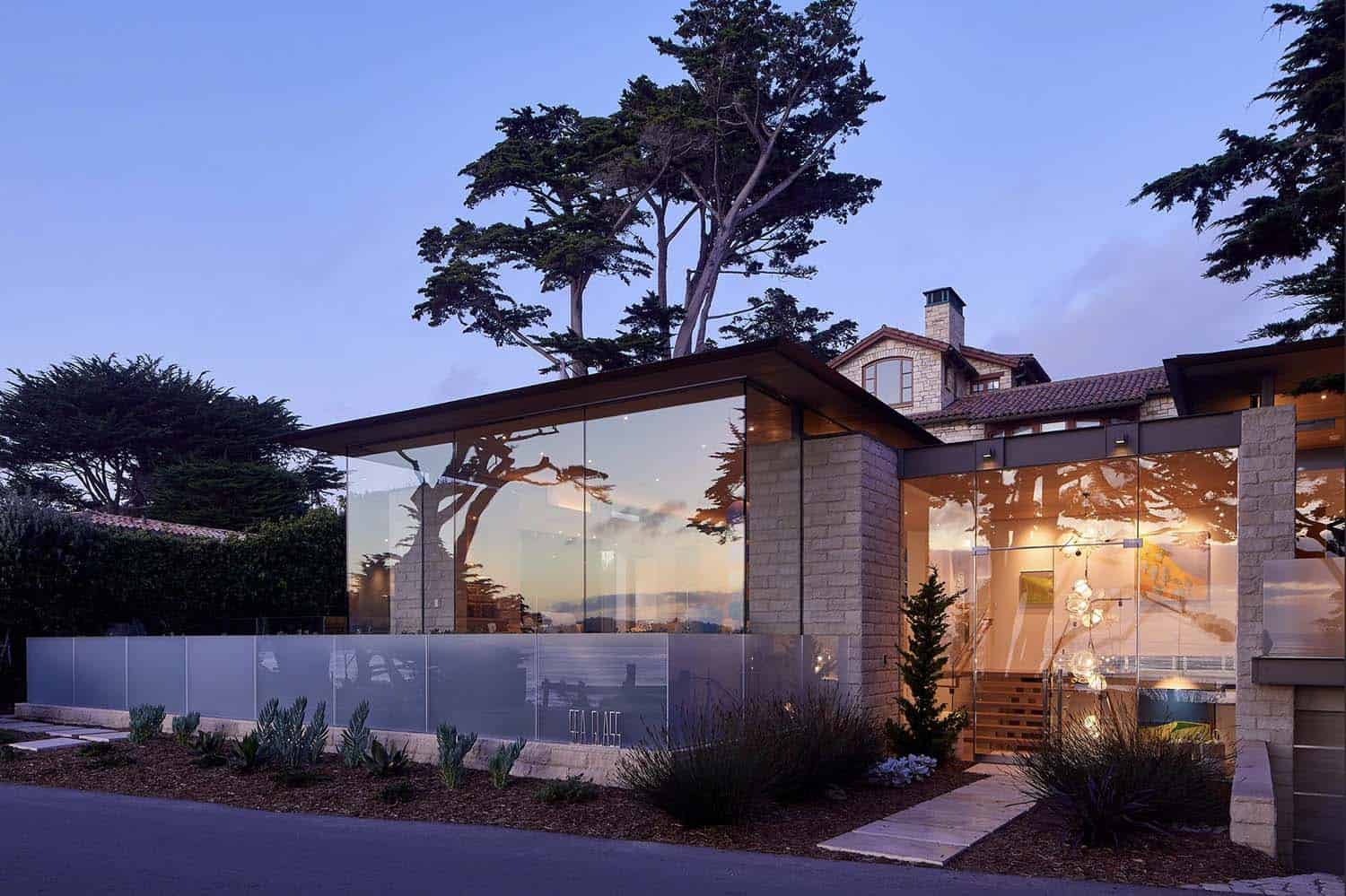 california-modern-home-exterior-at-dusk