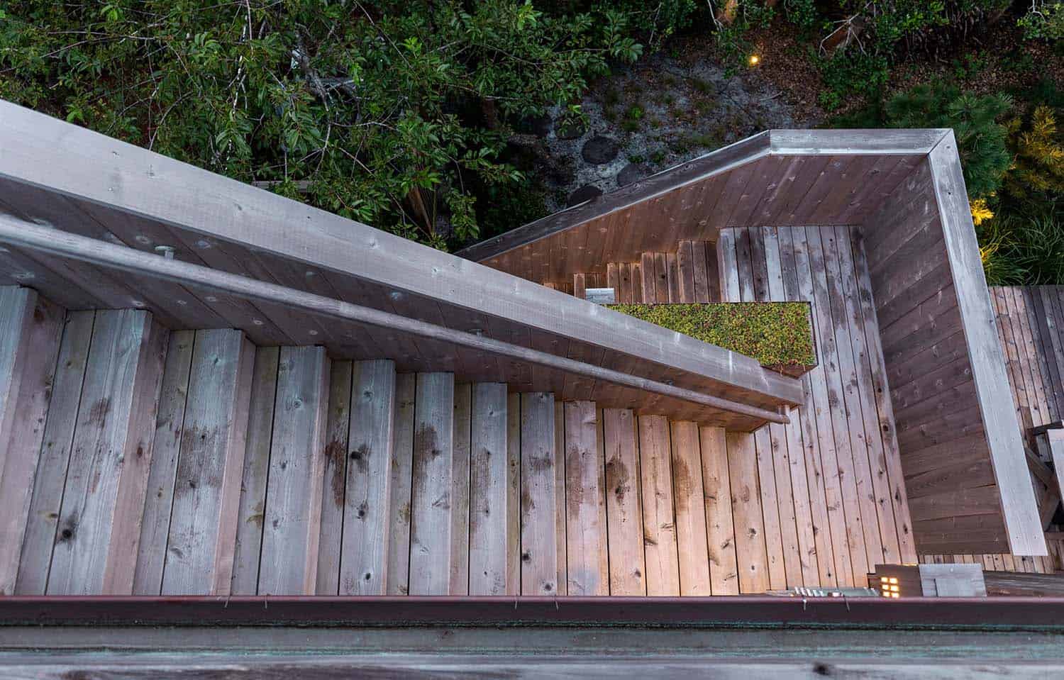 modern-coastal-home-outdoor-staircase
