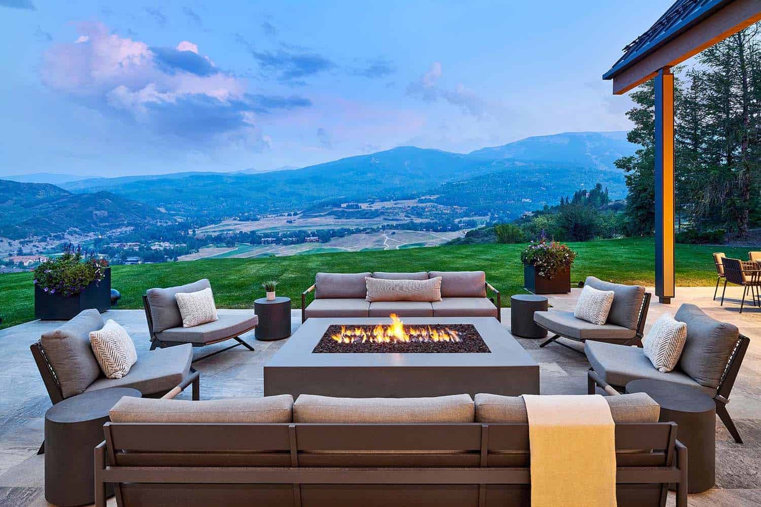 modern-farmhouse-home-exterior-patio-with-a-fire-pit-and-mountain-views