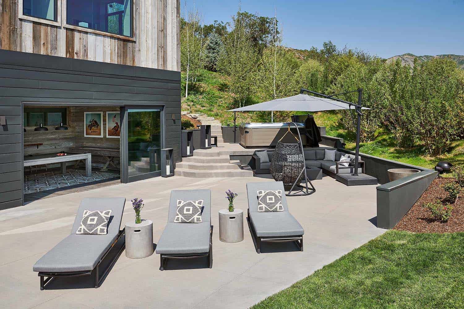 modern-farmhouse-home-exterior-patio