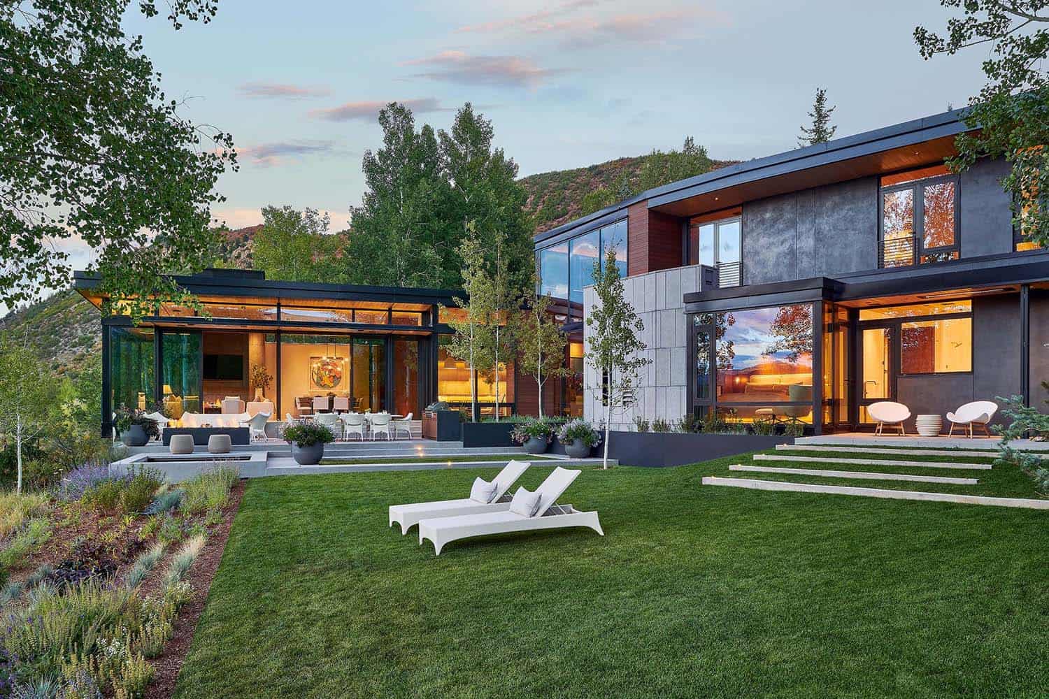 modern-mountain-home-exterior-backyard