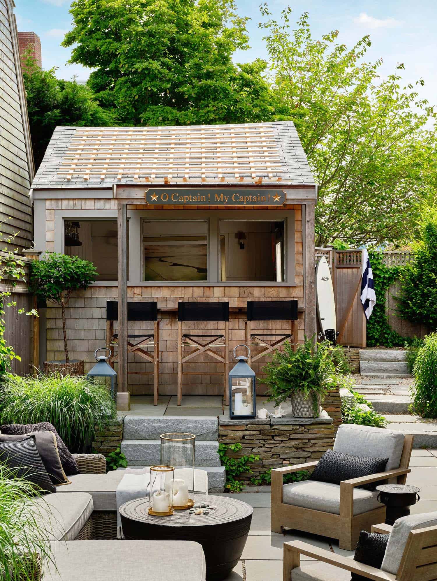 coastal-house-backyard-bar-exterior