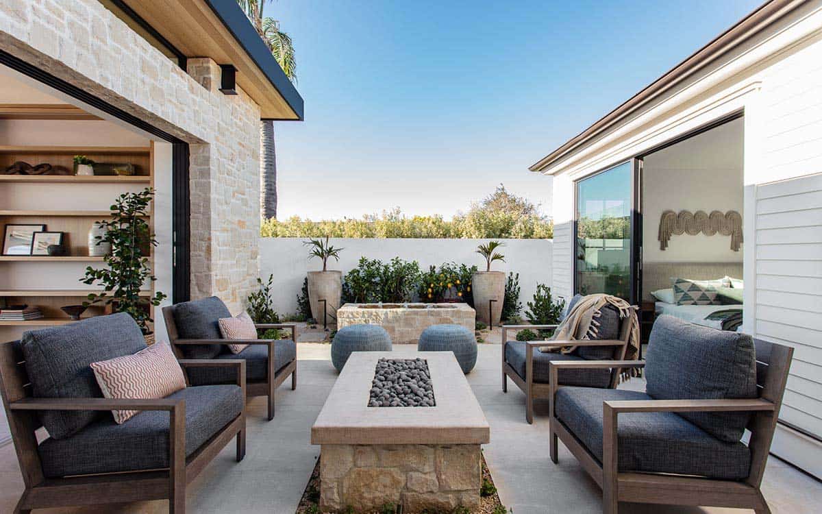 contemporary-outdoor-courtyard-with-a-fire-pit