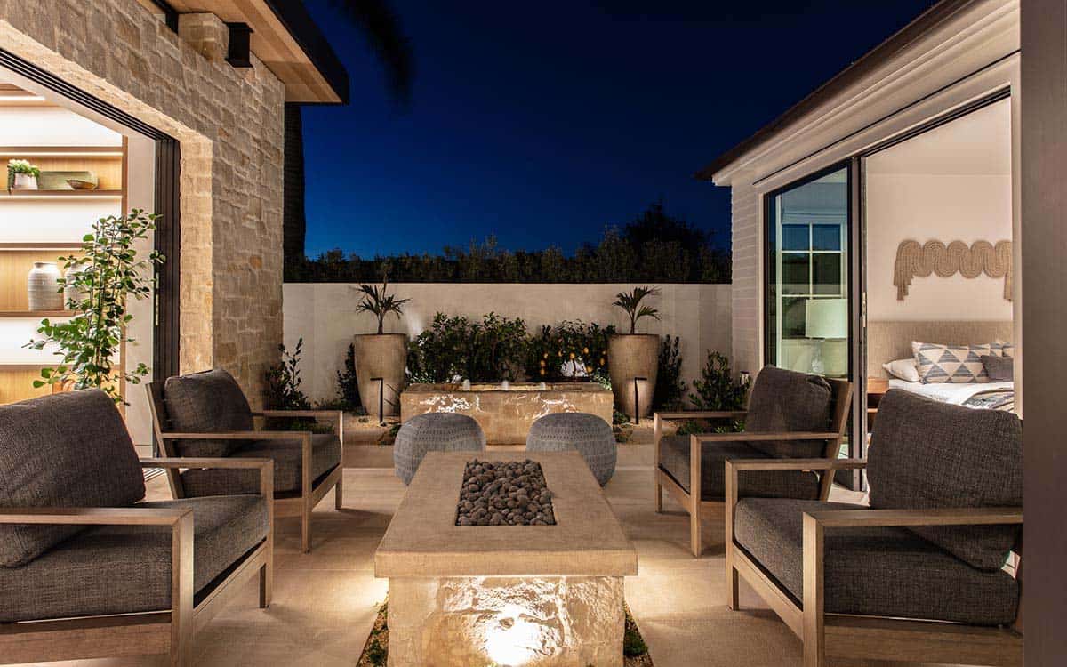 contemporary-outdoor-courtyard-with-a-fire-pit-at-dusk