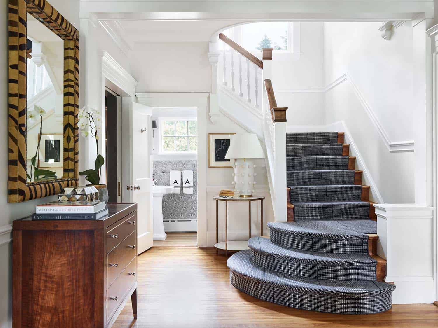 historic-house-traditional-staircase