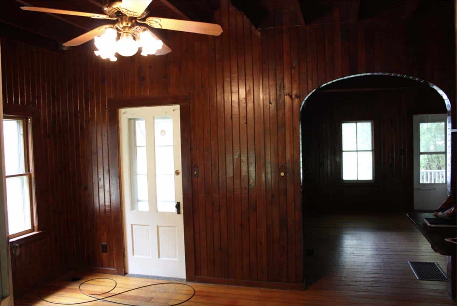 historic cottage entry room before the renovation