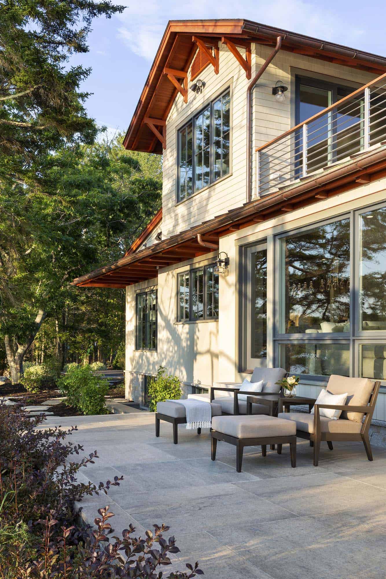 modern coastal house backyard patio