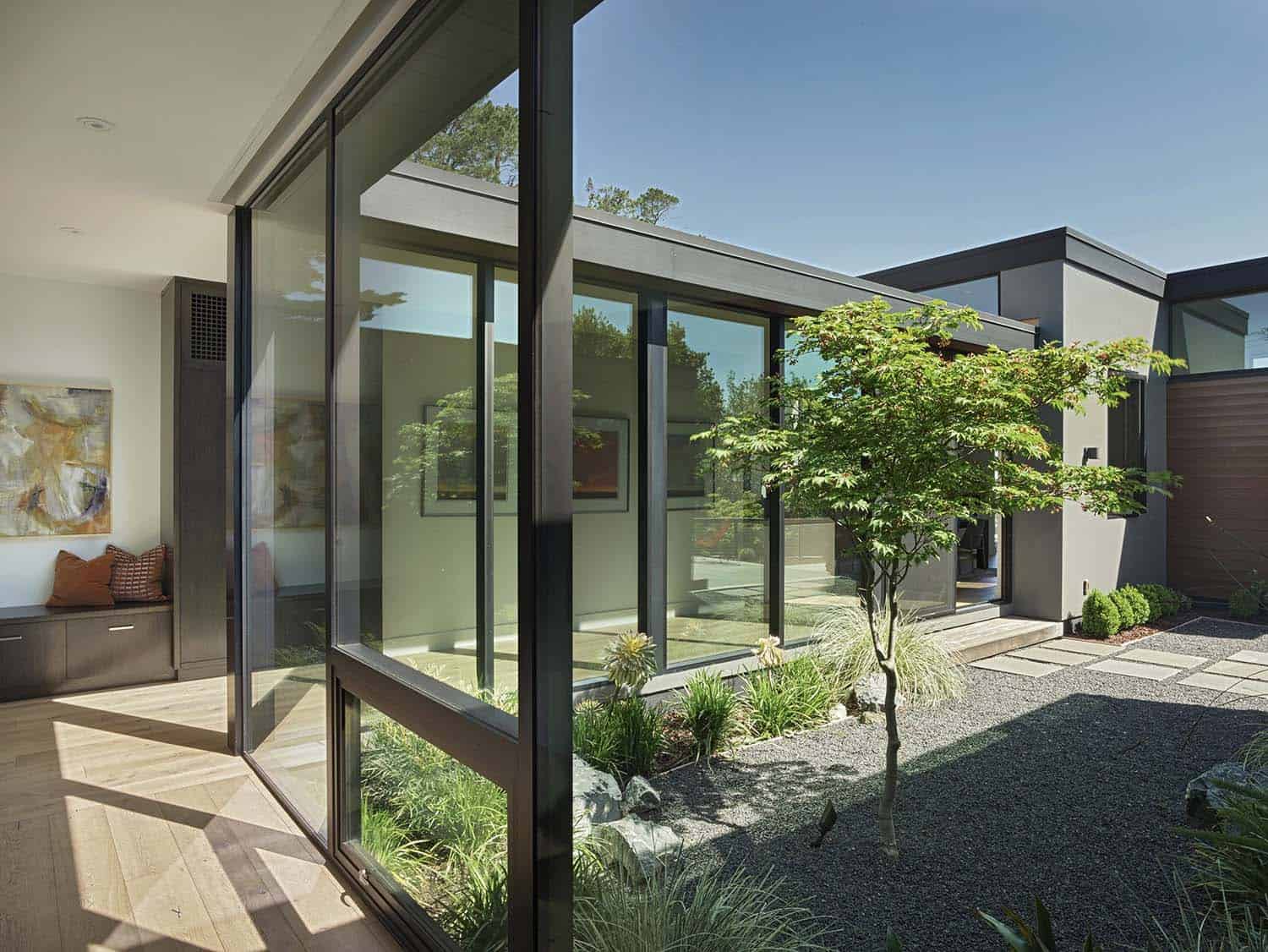 modern contemporary home outdoor courtyard