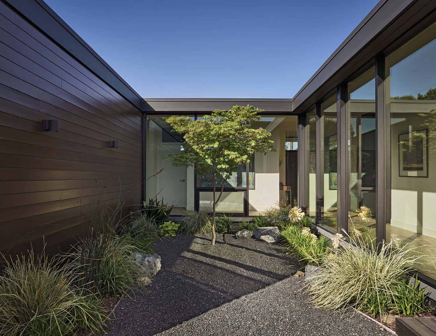 modern contemporary home outdoor courtyard