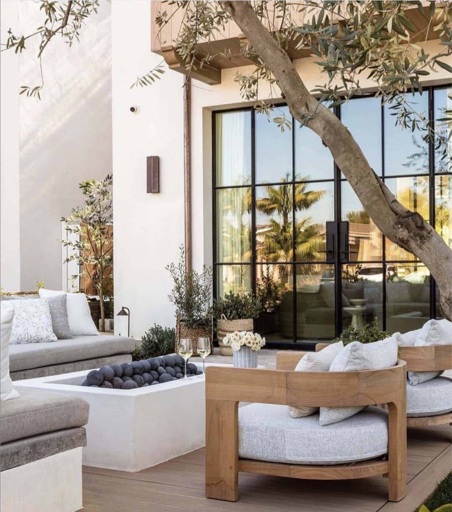 modern Spanish style home patio