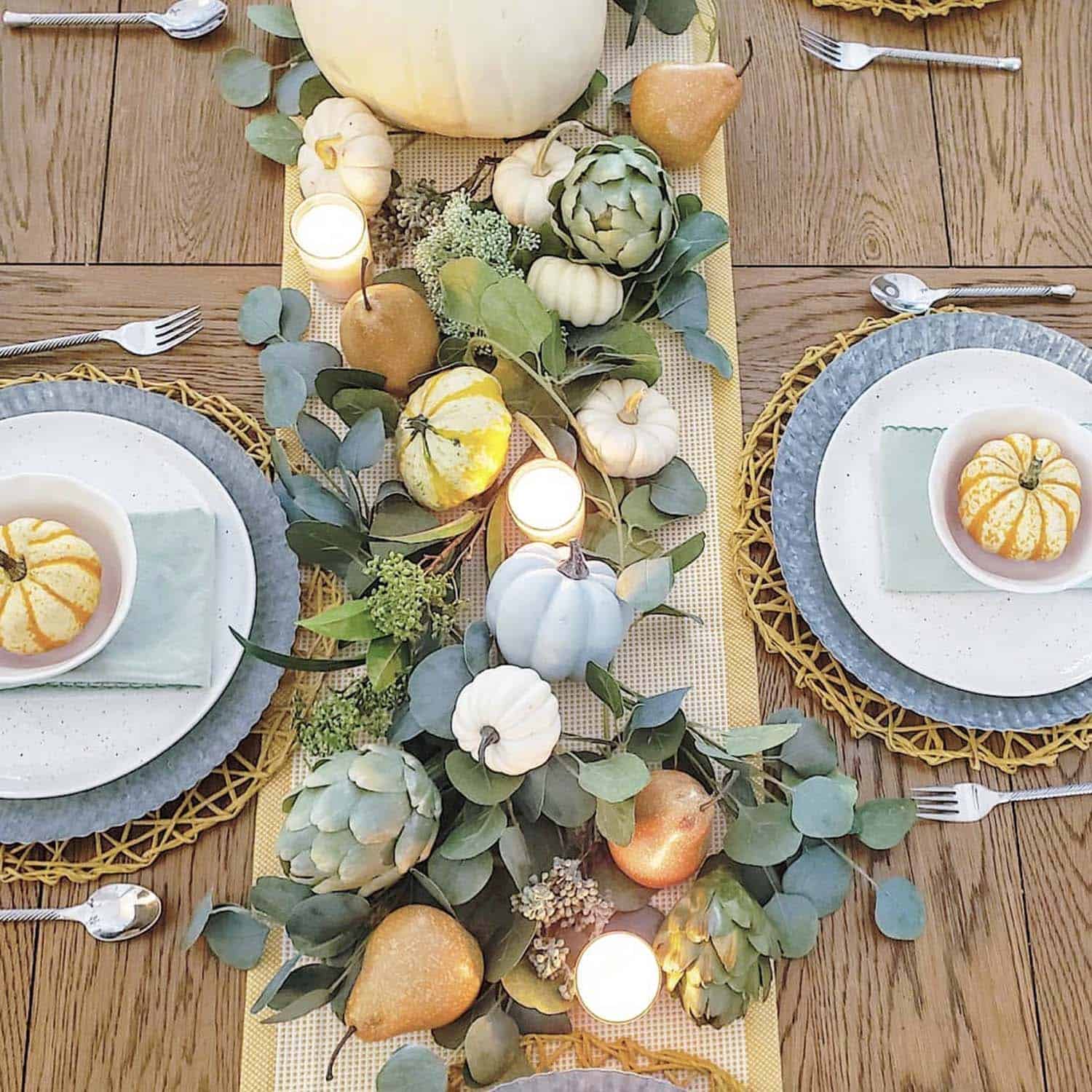 fall table decor with pumpkins