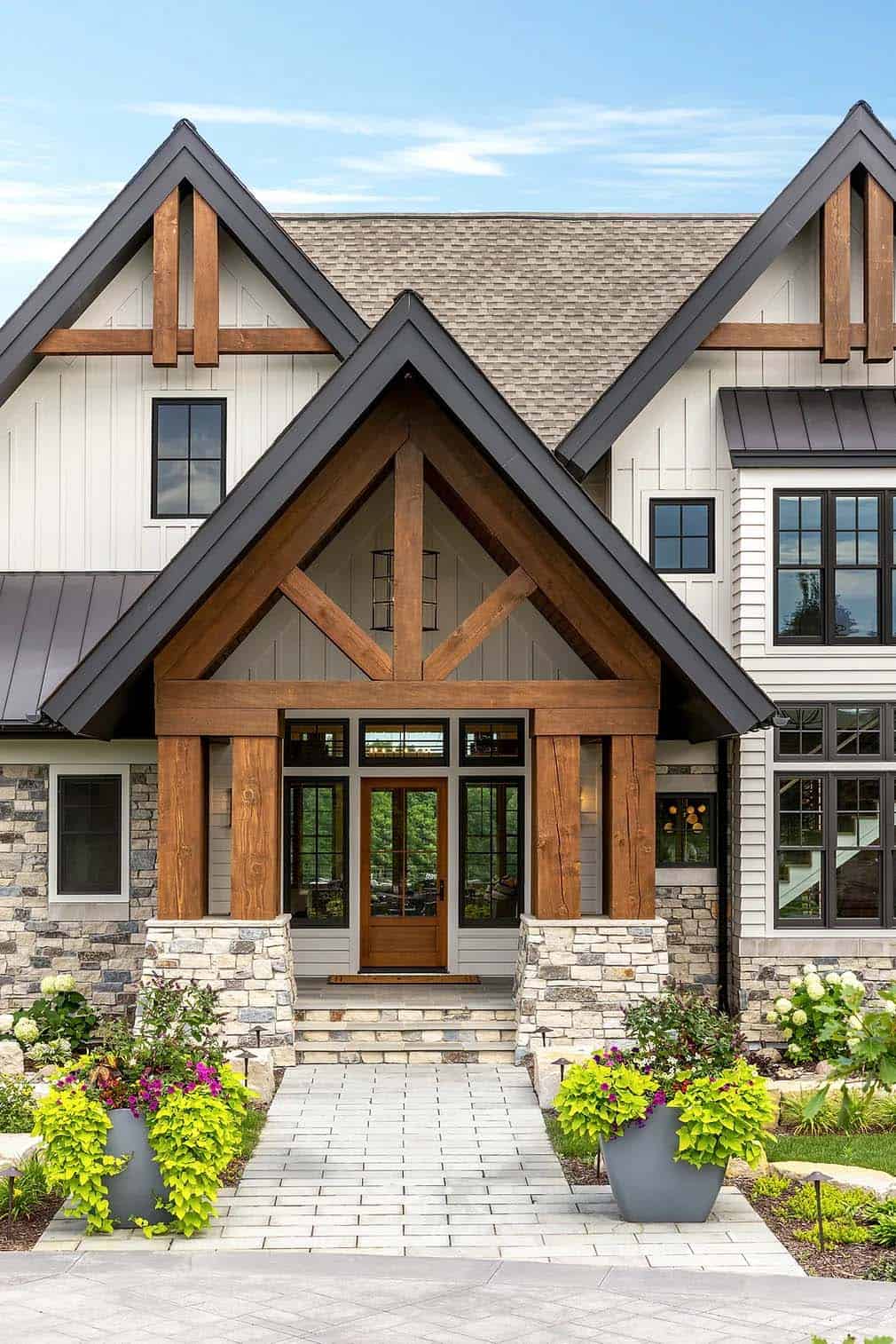 rustic mountain style home exterior 