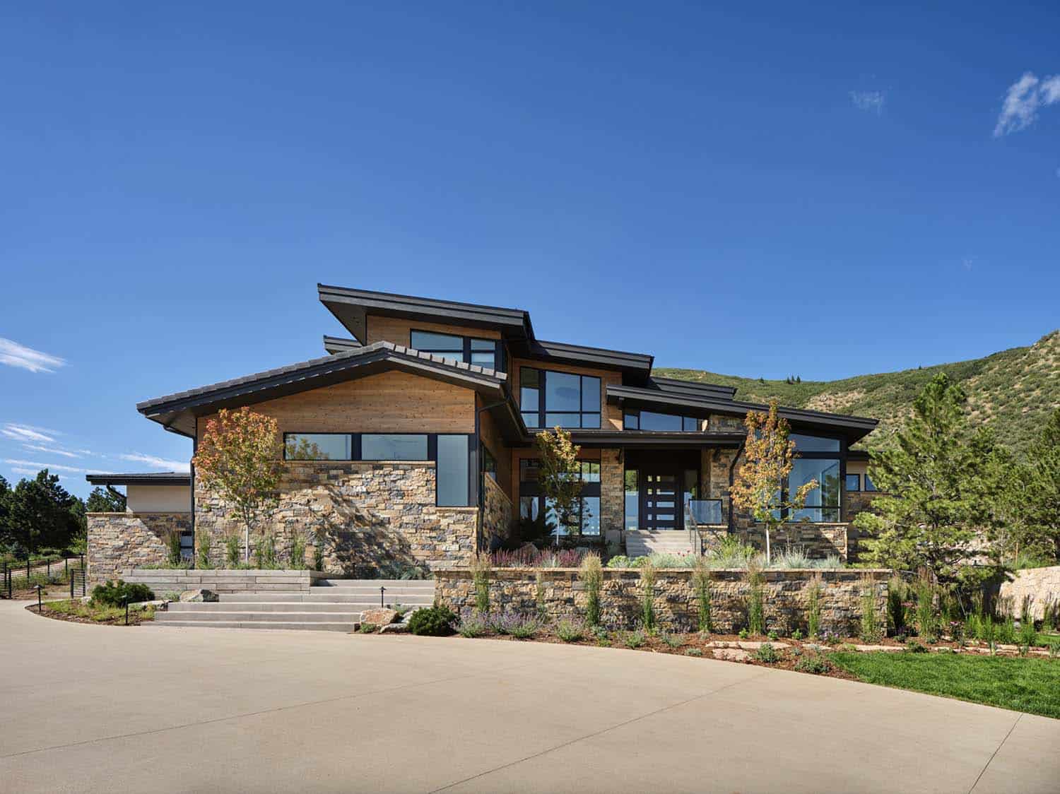 mountain modern home exterior