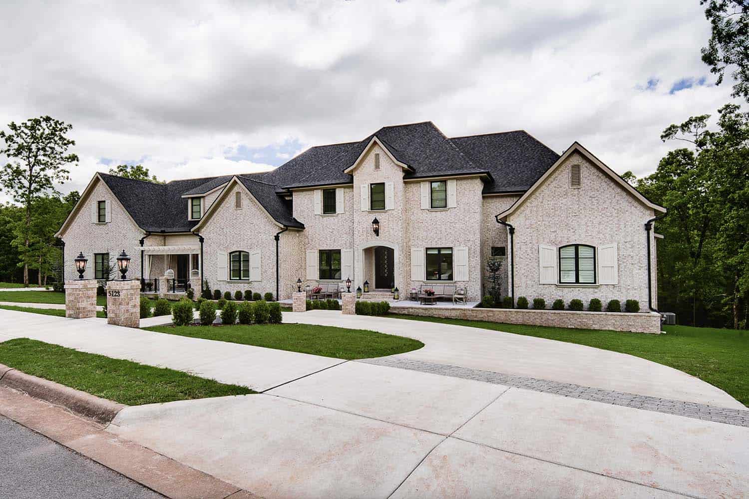transitional style home exterior