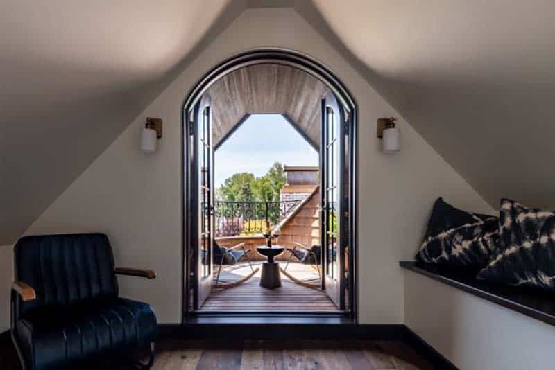 upstairs reading nook with an arched doorway leading out to a balcony