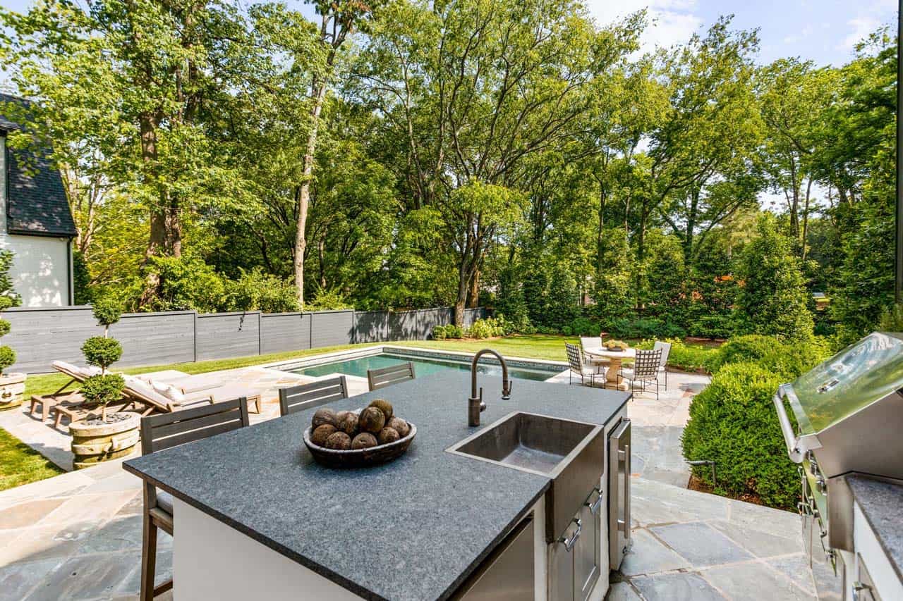 transitional outdoor kitchen with an island