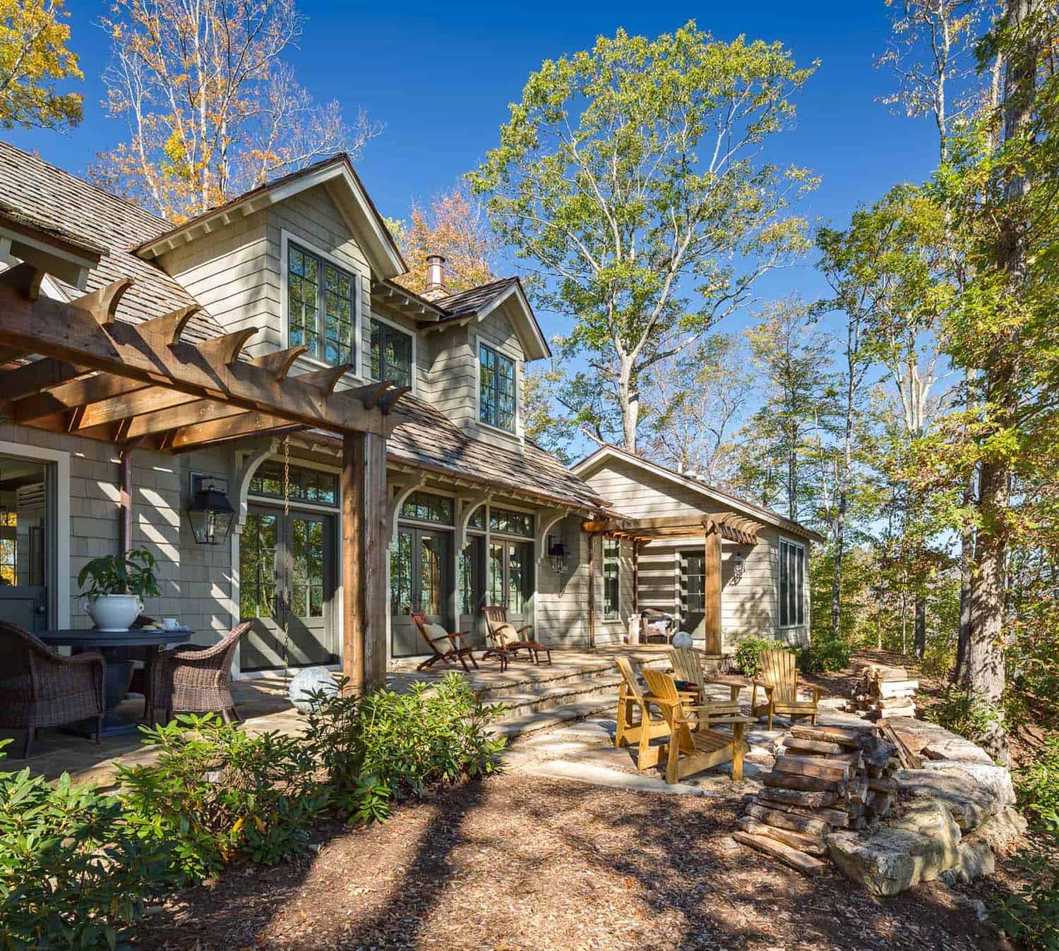 craftsman-style cottage exterior backyard