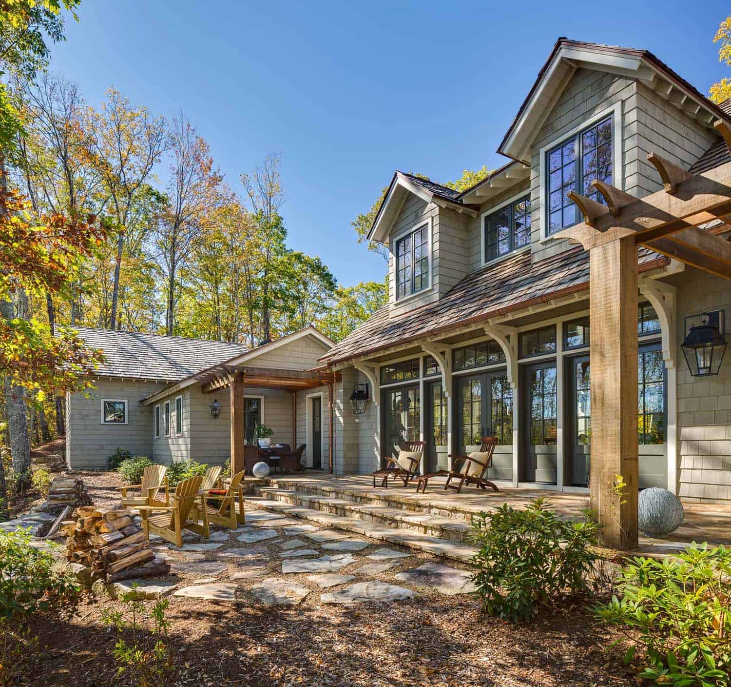 craftsman-style cottage exterior backyard