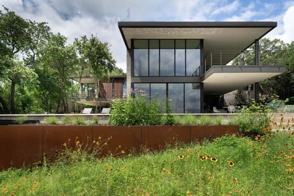 featured posts image for This impressive hillside home in Texas prioritizes tree house-like views