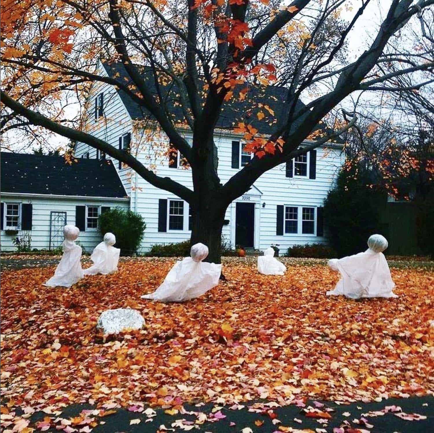 dancing ghosts in the front yard for halloween