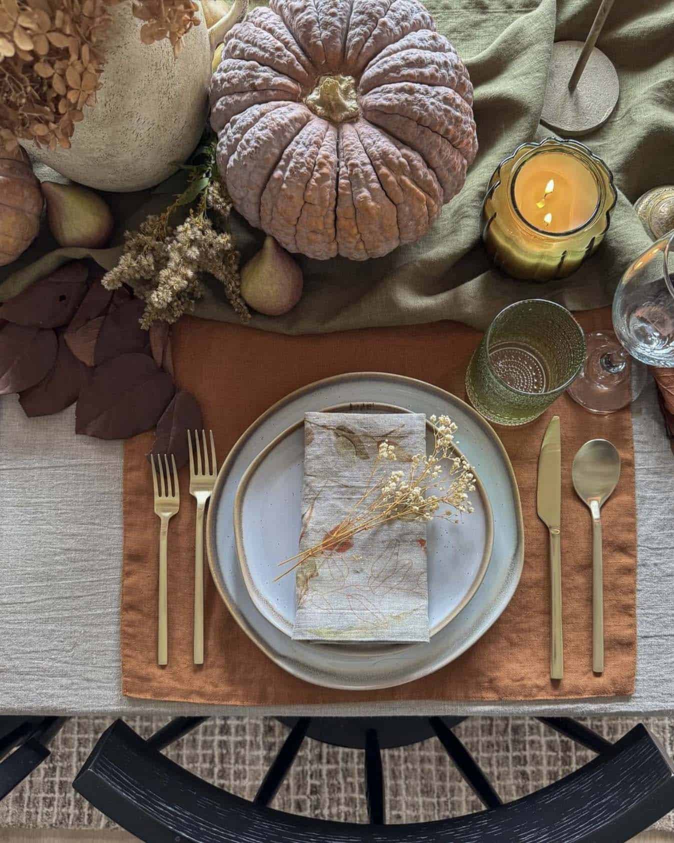 thanksgiving dining table place setting with autumn hues
