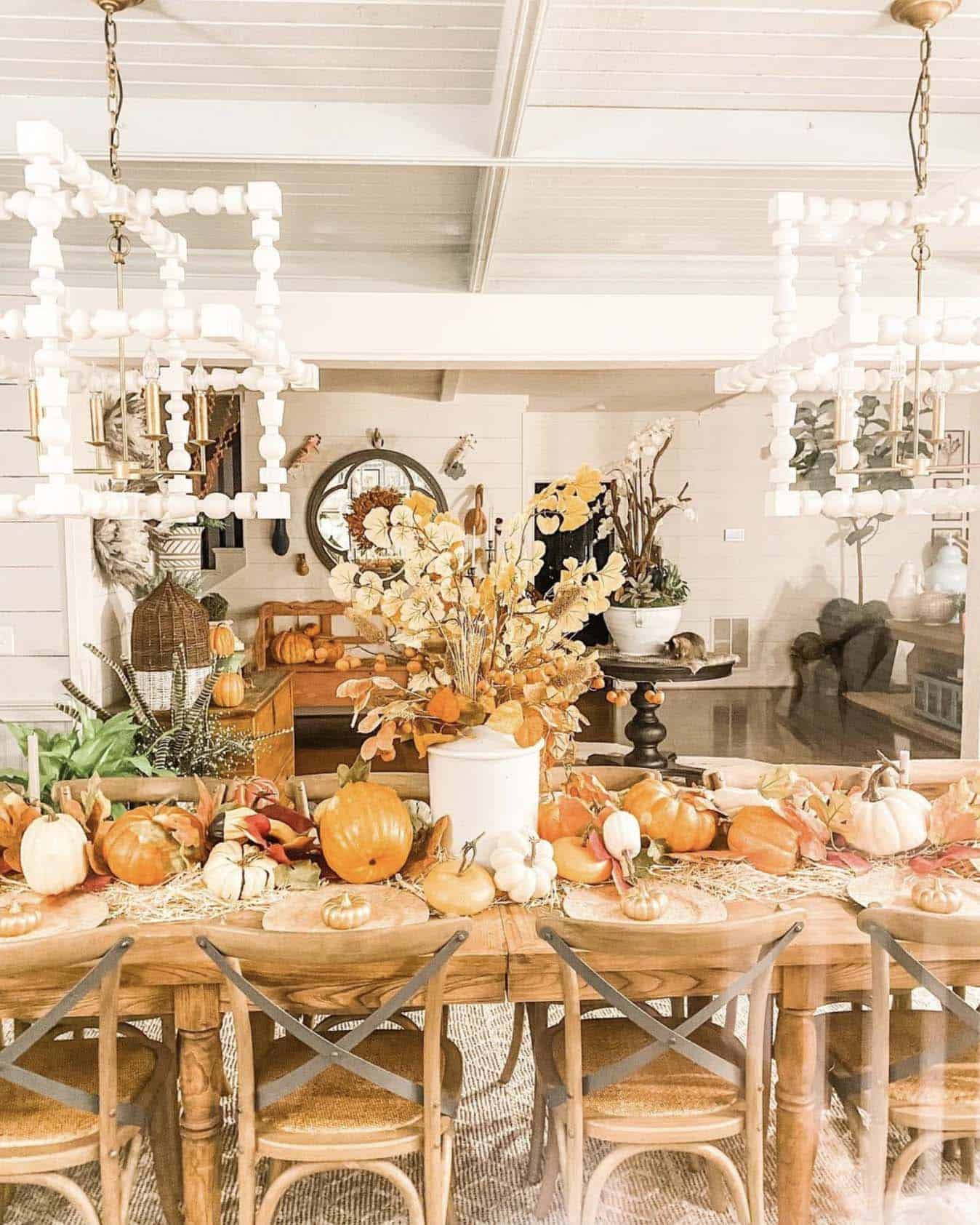 thanksgiving centerpiece idea with pumpkins and fall foliage