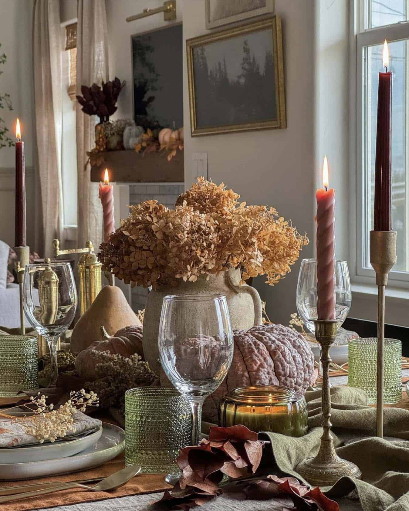 thanksgiving dining table with autumn hues