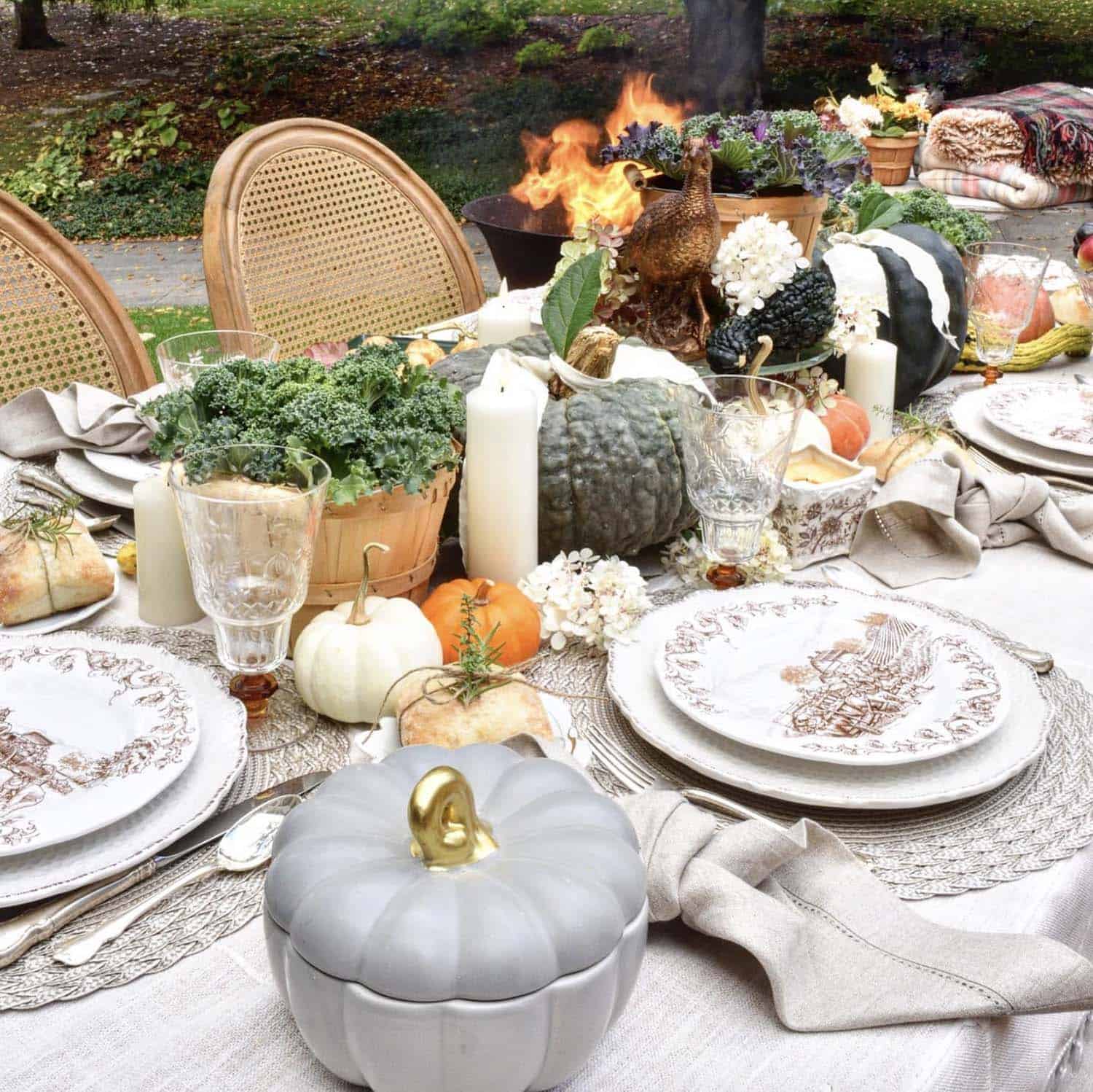 gorgeous thanksgiving table outdoors